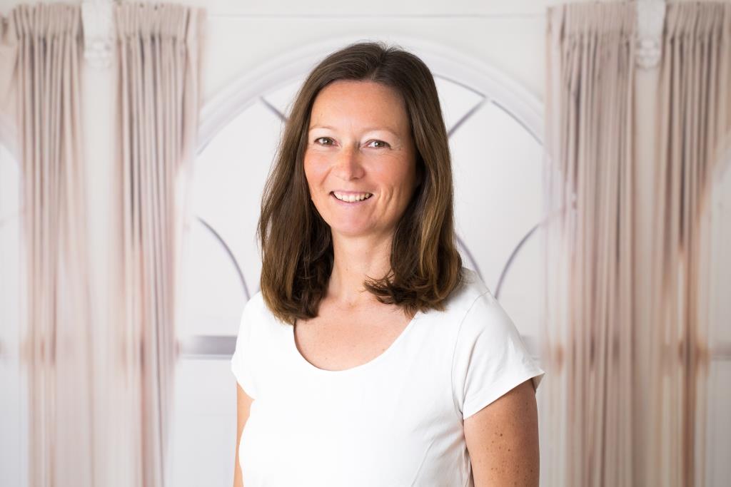 Yoga-Trainerin Julia Figge Portrait im hellen Studio mit Gardinen