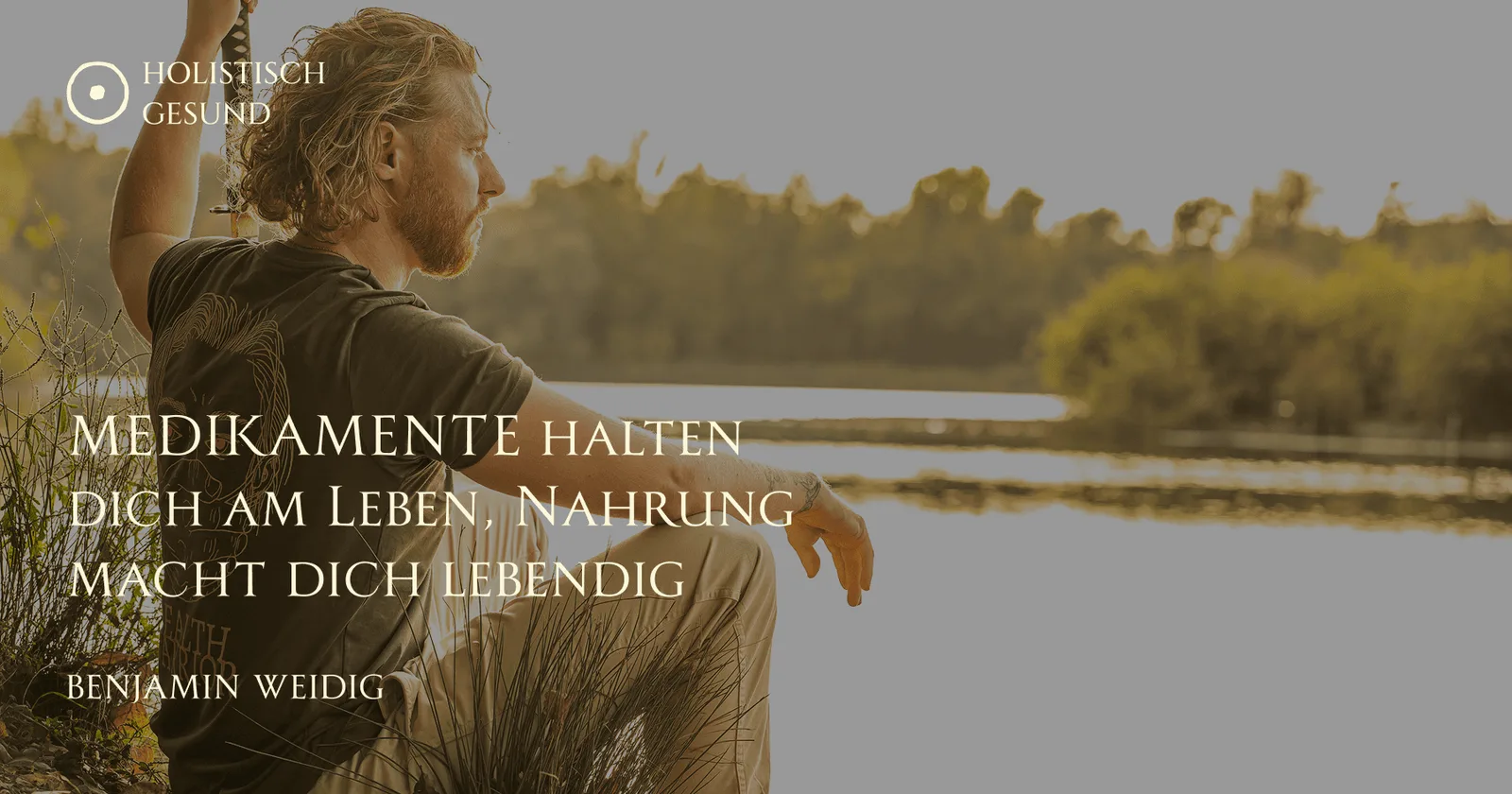 Hero-Banner Holistisch Gesund® mit Mann am See, Naturlandschaft und Claim zur ganzheitlichen Gesundheit