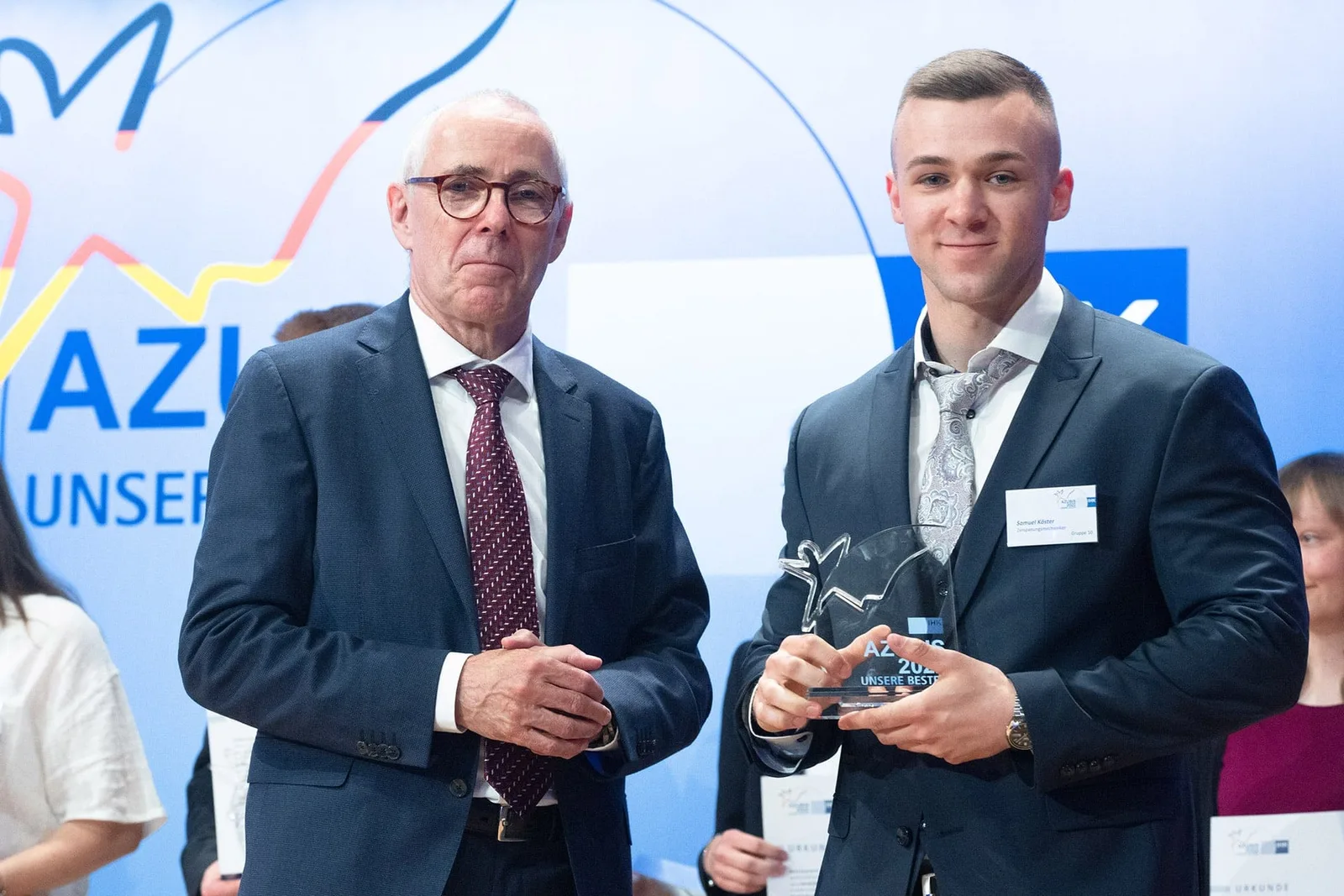 Samuel Köster erhält Bundesbester-Auszeichnung von Vertreter der DIHK bei Preisverleihung
