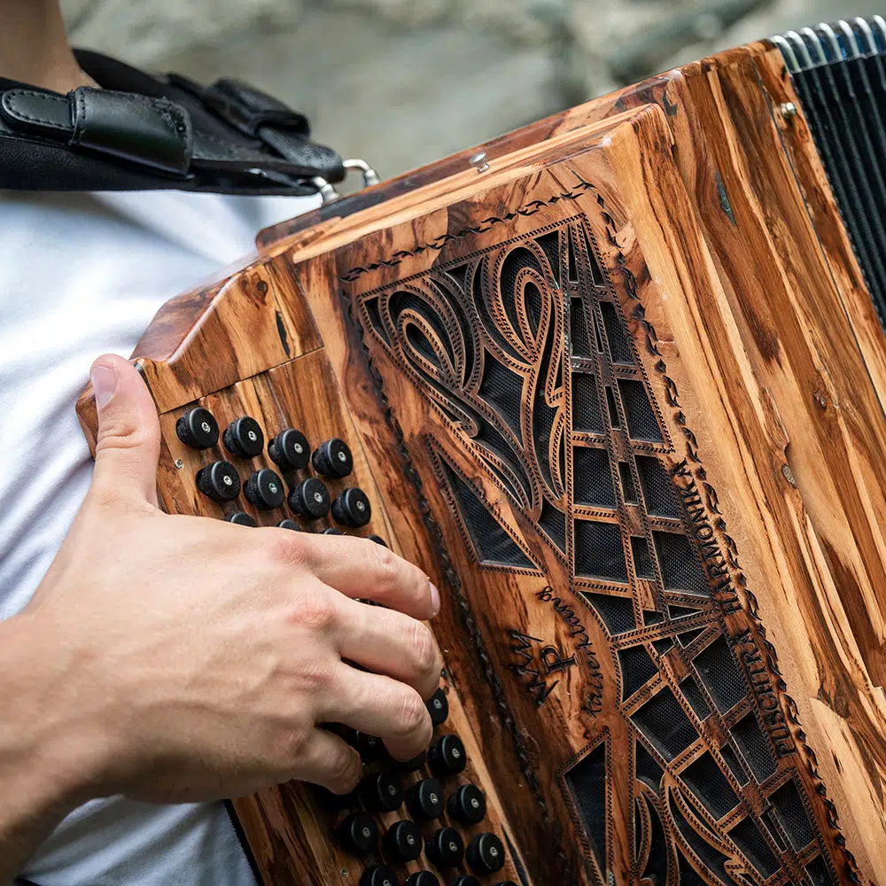 Nahaufnahme Steirische Harmonika mit Holzrahmen und schwarzen Knöpfen