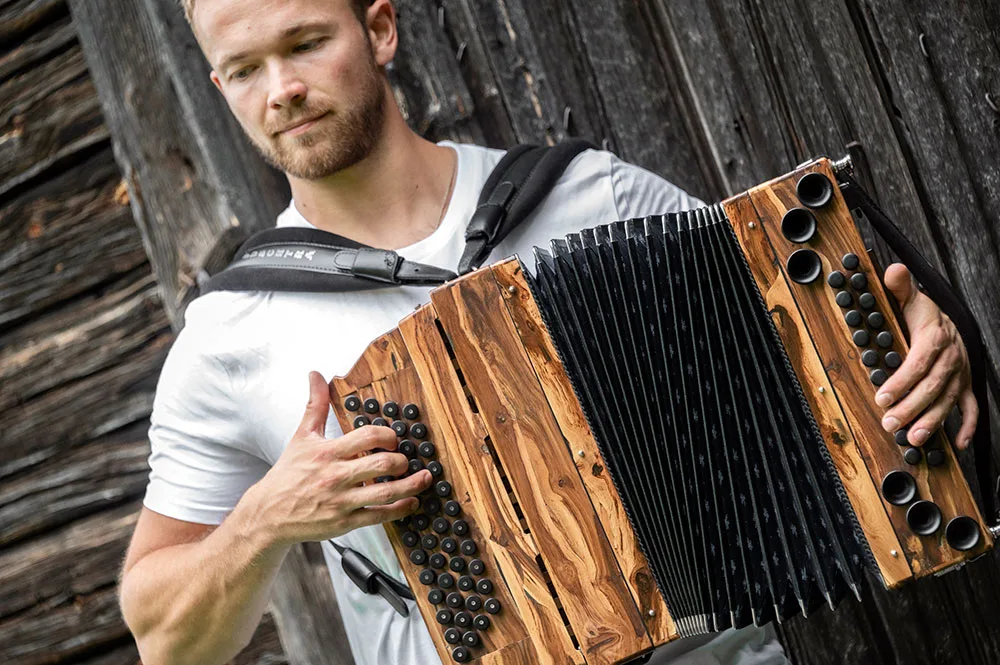 Ziehharmonika Anfängerkurs – Erste Melodien lernen im Video