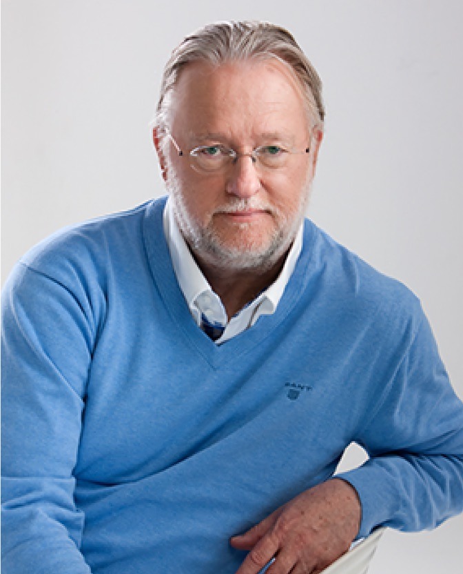 Porträt von Dieter Broers, Autor und Seminarleiter, in blauem Pullover