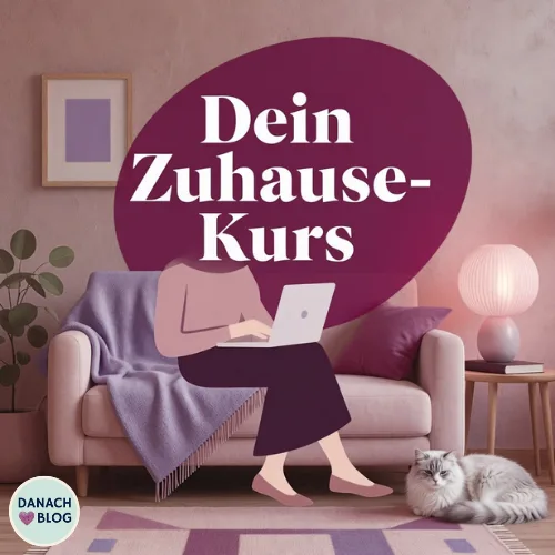Wohnzimmer-Szenerie mit Frau am Laptop auf Sofa, Pflanzen und Katze, Text Dein Zuhause-Kurs