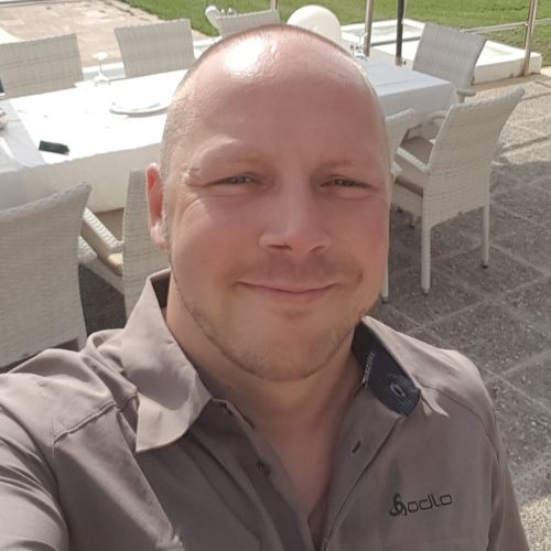 Manuel Zieber, Mann im hellen Poloshirt vor Gartenterrasse, freundliche Mimik
