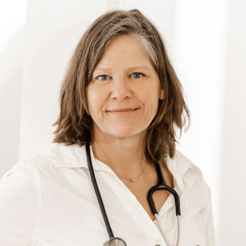 Dr. Dunja Petersen, Frau mit dunklen Haaren im weißen Arztkittel mit Stethoskop