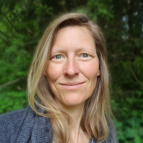 Sonja Watt, blonde Frau mit grünem Shirt vor Meereshintergrund, lächelnd