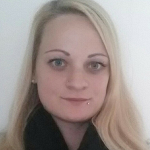 Portraitfoto einer blonden Frau mit neutralem Hintergrund, Kopfausschnitt