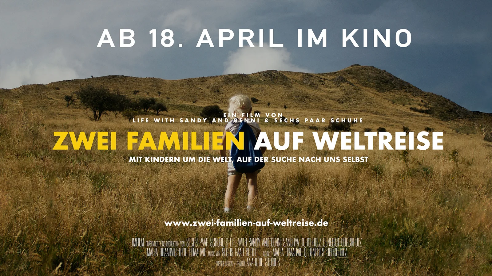 Kinoplakat Zwei Familien auf Weltreise mit Kind in afrikanischer Landschaft, Startdatum April