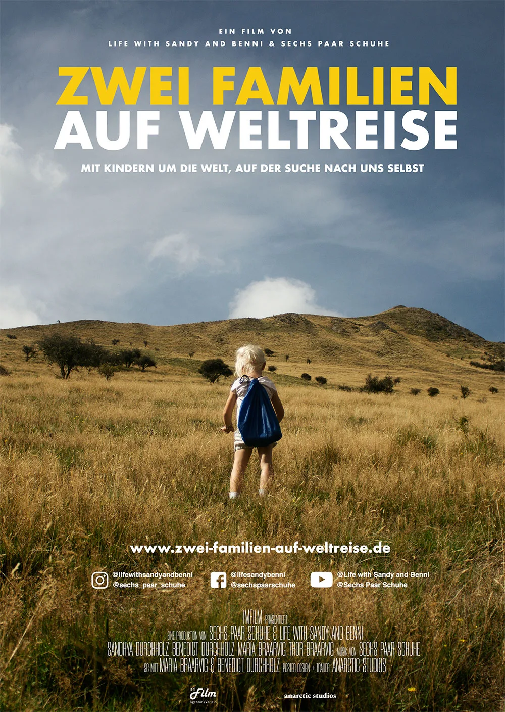 Filmplakat Zwei Familien auf Weltreise vertikal mit Kind in Savannenlandschaft und Filmtitel