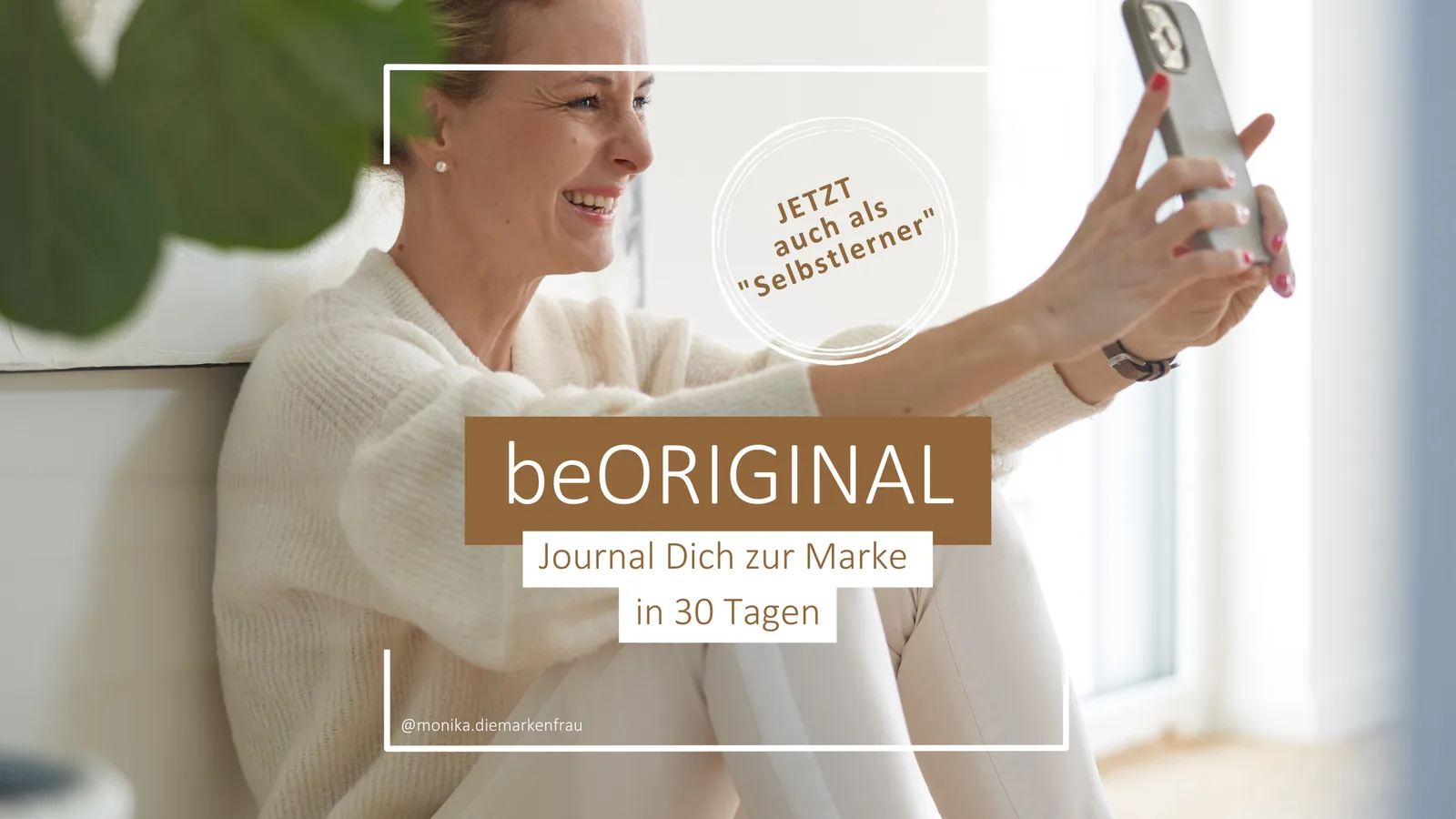 be ORIGINAL – Videokurs zur Positionierung von Monika Frauendorfer 1 beORIGINAL Journaling Hero-Image: Frau in weißem Pullover macht Selfie mit Smartphone, Textoverlay 'Journal Dich zur Marke in