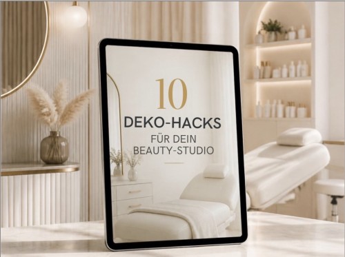 10 Deko-Hacks, die Kundinnen fotografieren wollen – Studio-E-Book 1 iPad Mockup mit Text '10 Deko-Hacks für dein Beauty-Studio' vor eleganter Salon-Kulisse