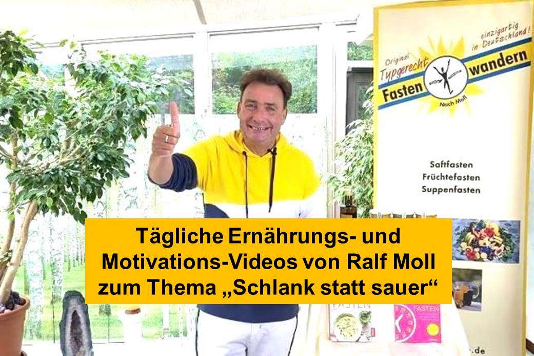 Ralf Moll in gelbem Hoodie, lächelnd mit Daumen hoch, Hintergrund mit Pflanzen und Fasten-Plakaten, Tagesvideos zum Coaching-