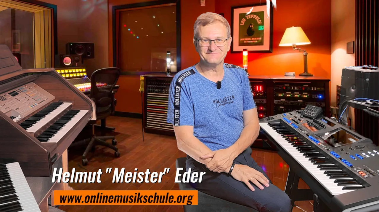 Helmut Eder sitzt in Studio vor Klavieren und Synthesizern mit Mikrofon