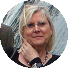 Porträtfoto von Annette Thealozzi, Frau mittleren Alters mit blondem Haar, quadratisch zugeschnitten