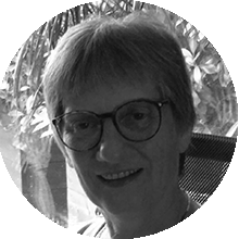 Schwarz-Weiß-Porträt von Petra Dobbert mit Brille