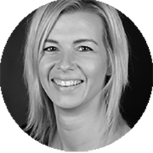 Porträtfoto von Denise Tielker, Frau mit blondem Haar lächelnd, quadratisch zugeschnitten