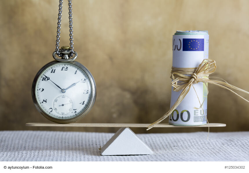 Taschenuhr und 100-Euro-Schein auf Waage symbolisieren Zeit-Wert-Balance