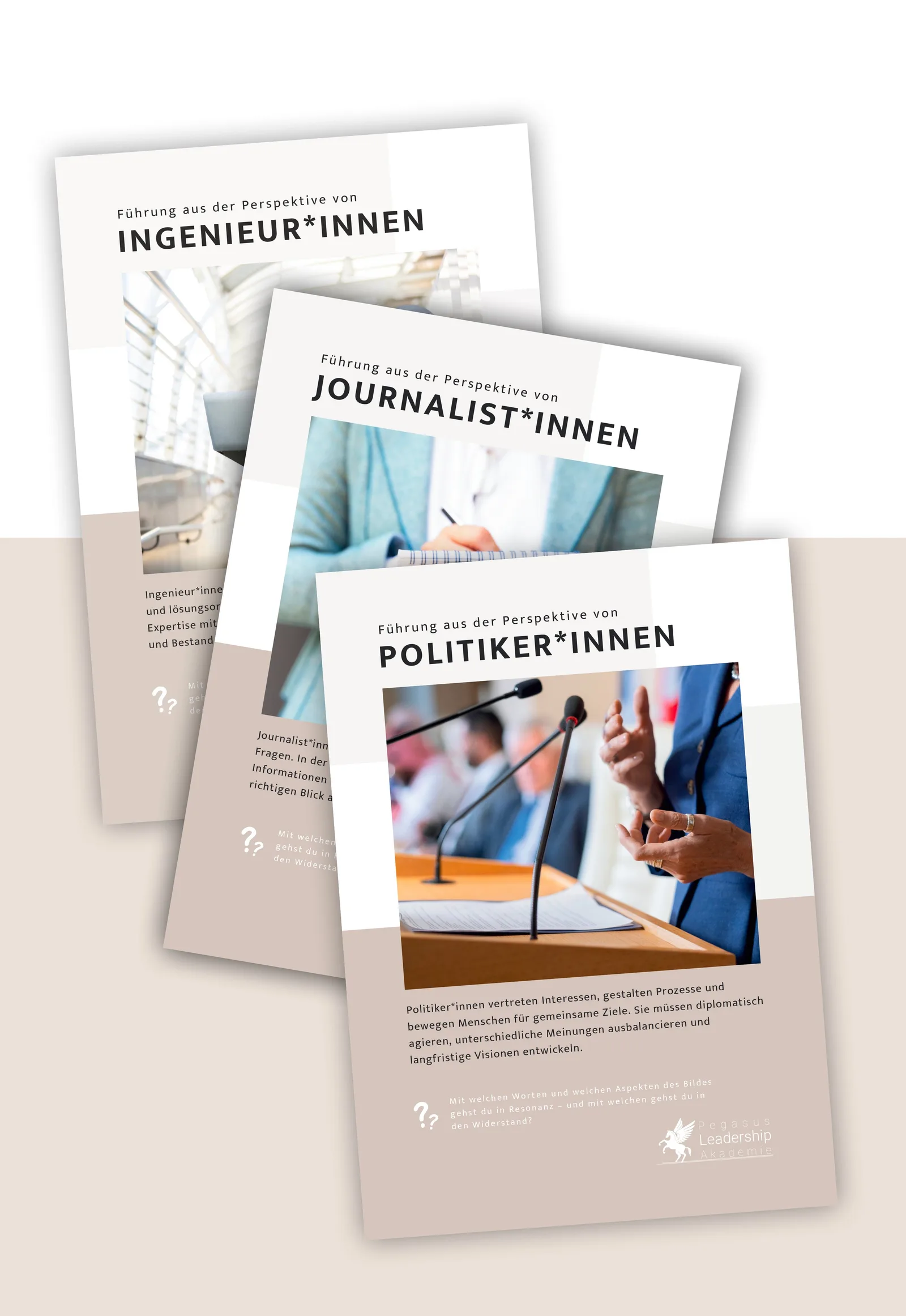 Drei gestapelte Broschüren mit Titeln 'Führung aus der Perspektive von Ingenieur*innen, Journalist*innen, Politiker*innen'