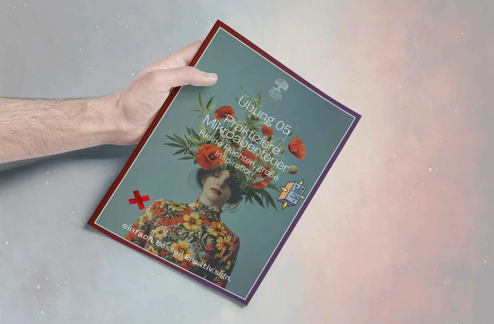 29 Wege Micro-Abenteuer – E-Book mit Mikroabenteuer-Ideen 9 Micro-Abenteuer-Buch in Hand vor schneeigem Hintergrund, Teal-Cover mit floralen Motiven