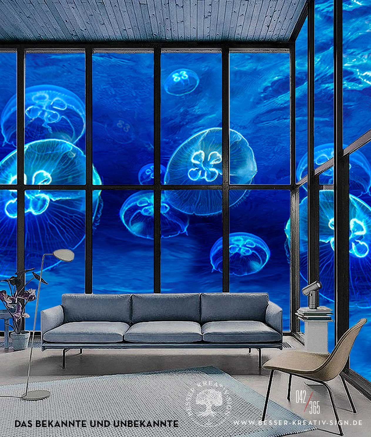 29 Wege Micro-Abenteuer – E-Book mit Mikroabenteuer-Ideen 8 Moderne Loftwohnung mit großem Fenster auf leuchtend blaue Quallenaquarium mit abstraktem Text unten