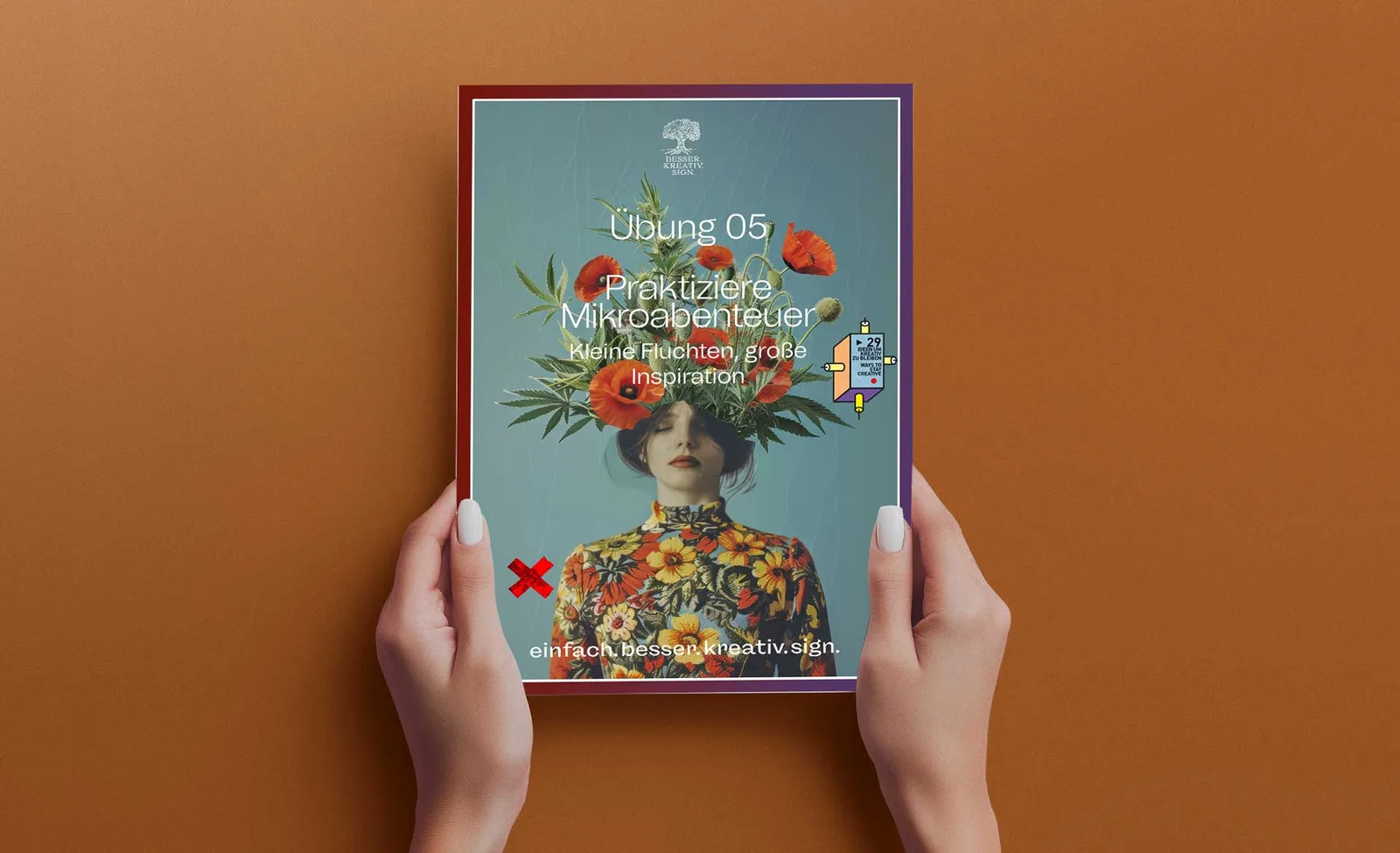 29 Wege Micro-Abenteuer – E-Book mit Mikroabenteuer-Ideen 3 Micro-Abenteuer-Cover Übung 05 in den Händen, teal Hintergrund mit Blumen und Frau, rotes X-Symbol