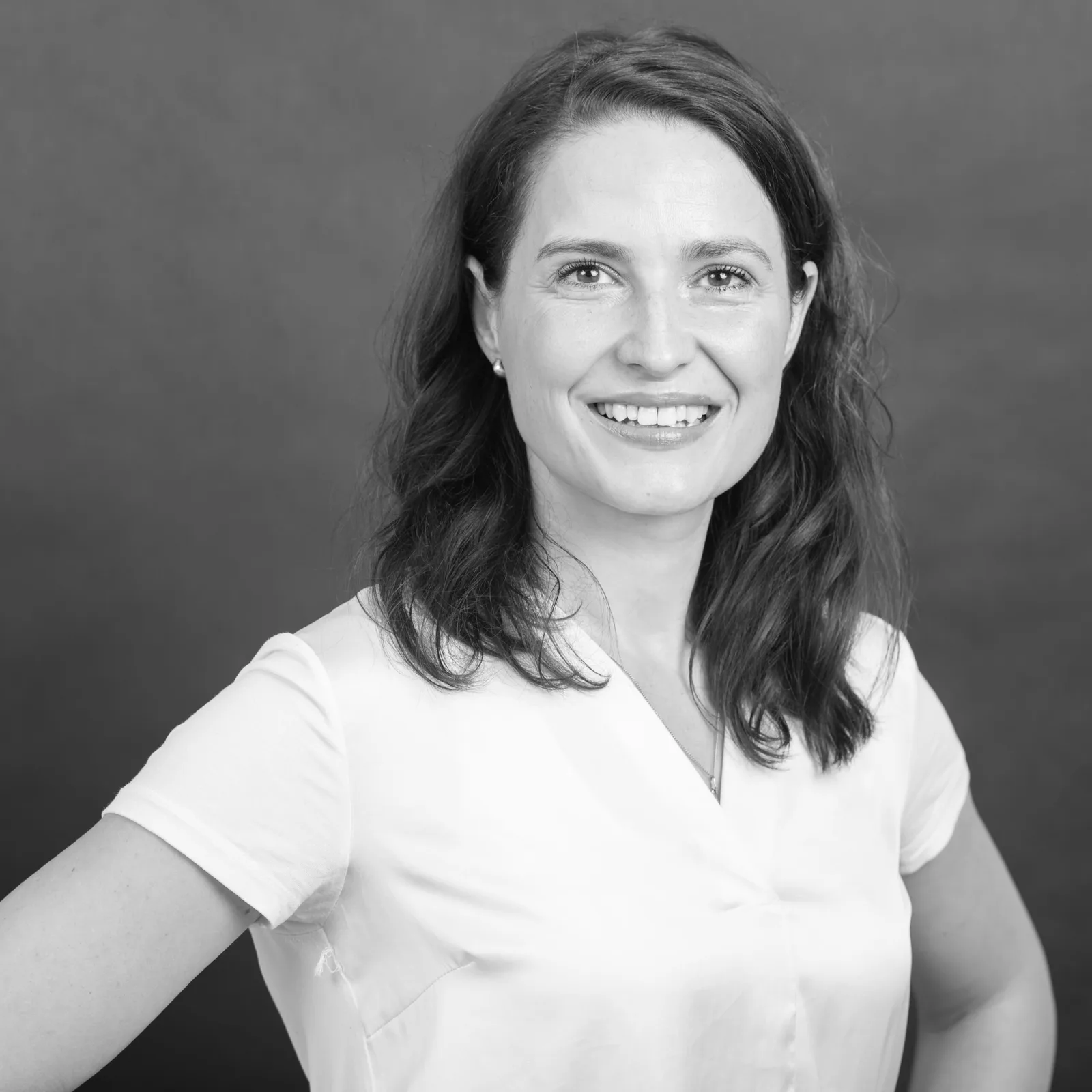 Portraitfoto von Lena Georgi, Schwarz-Weiß-Aufnahme mit neutralem Hintergrund