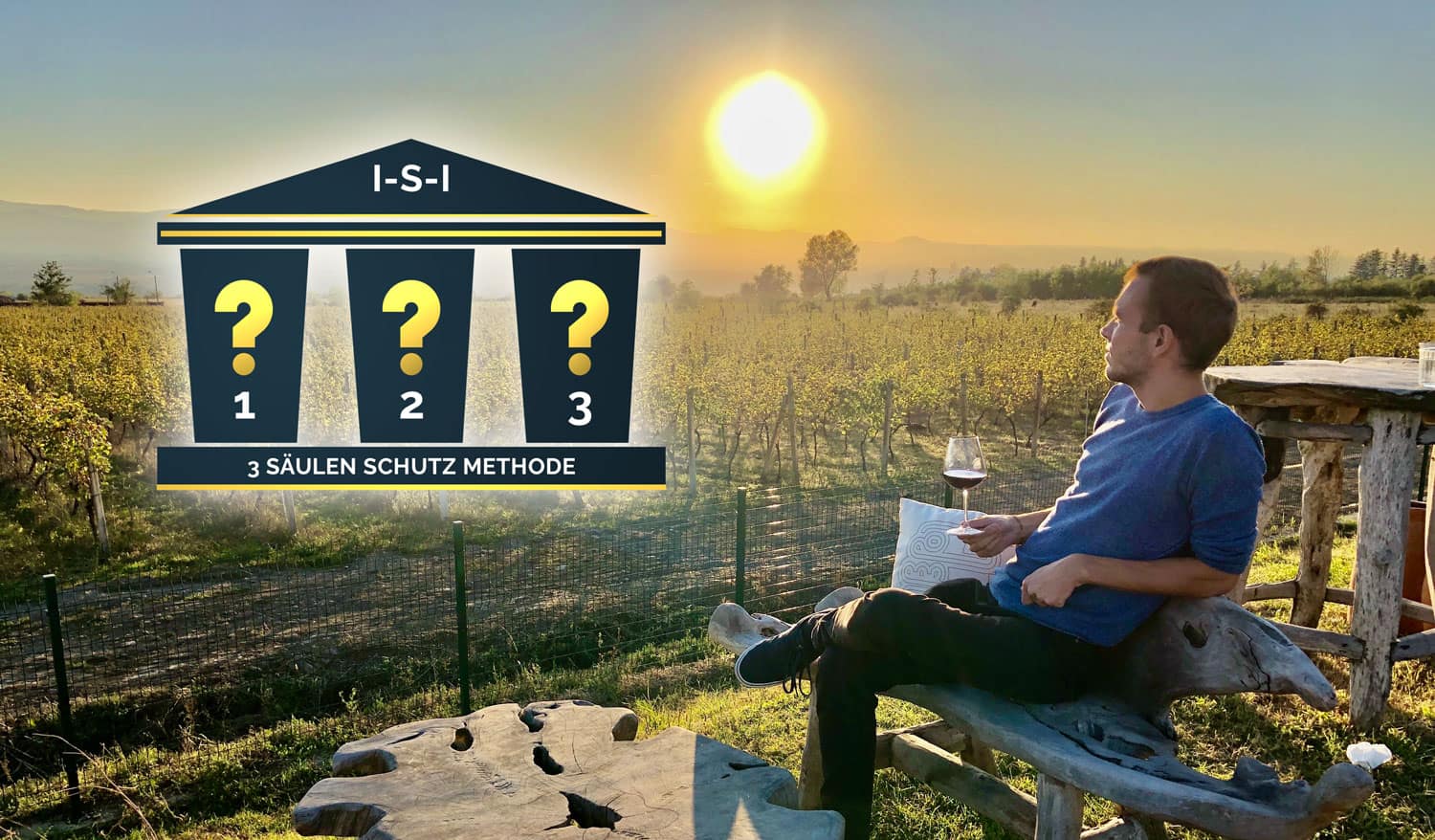 3 Säulen der finanziellen & räumlichen Freiheit – Vermögenskurs 2 Hero-Grafik mit Mann auf Wiese blickend auf 3-Säulen-Gebäude mit Fragezeichen, Sonnenaufgang, Weinberg im Hintergrund