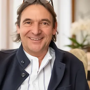 Porträt von Ulrich Duprée, lächelnder Mann mit dunklem Blazer und weißem Hemd