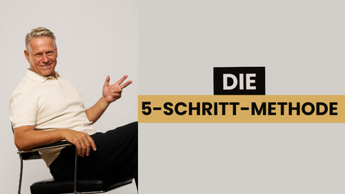 Raho Bornhorst sitzt auf Stuhl in hellem Poloshirt mit Text DIE 5-SCHRITT-METHODE Mobile-Version