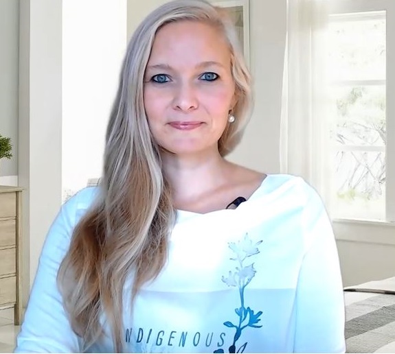 Porträt einer Frau mit langen hellbraunen Haaren in hellblauem Shirt