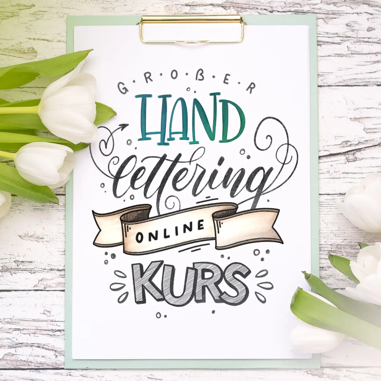 Handlettering-Vorlage auf grünem Klemmbrett mit weißen Tulpen und Text-Design