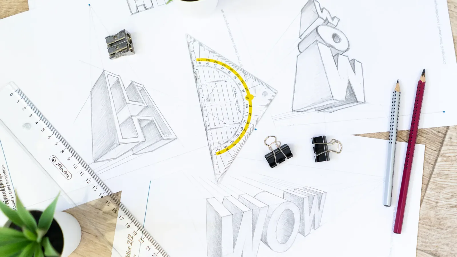 Handlettering Arbeitsmaterialien mit Skizzen, Lineal und Buntstiften