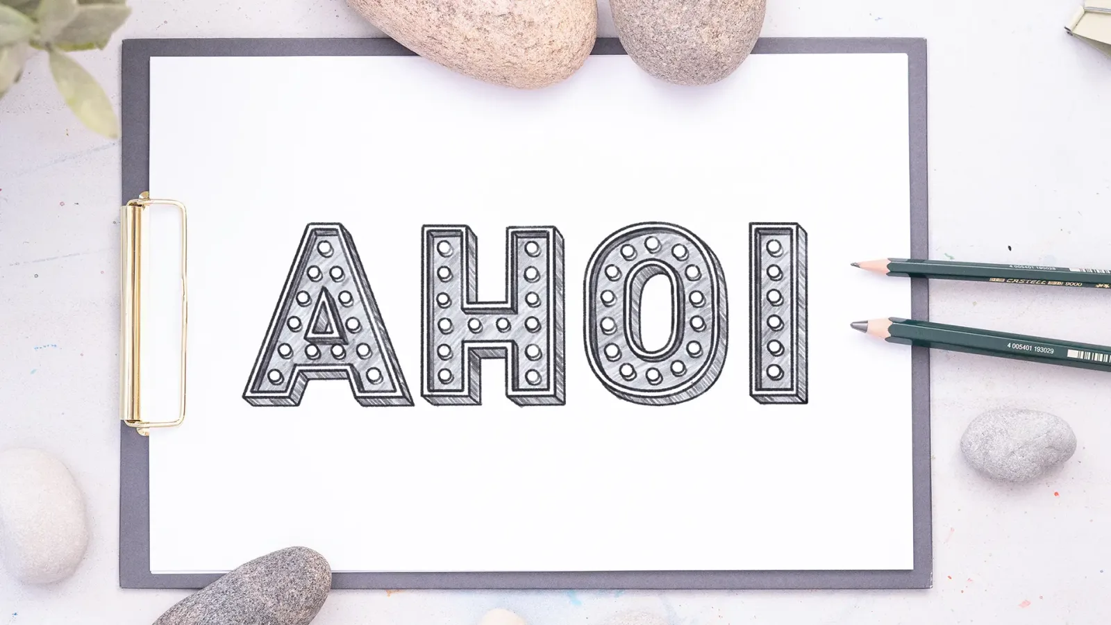 Skizze mit geometrischen 3D-Buchstaben AHOI auf Papier mit Werkzeugen