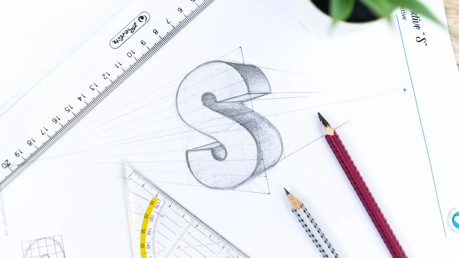 Detaillierte 3D-Buchstabe S mit Konstruktionslinien und Messinstrumenten