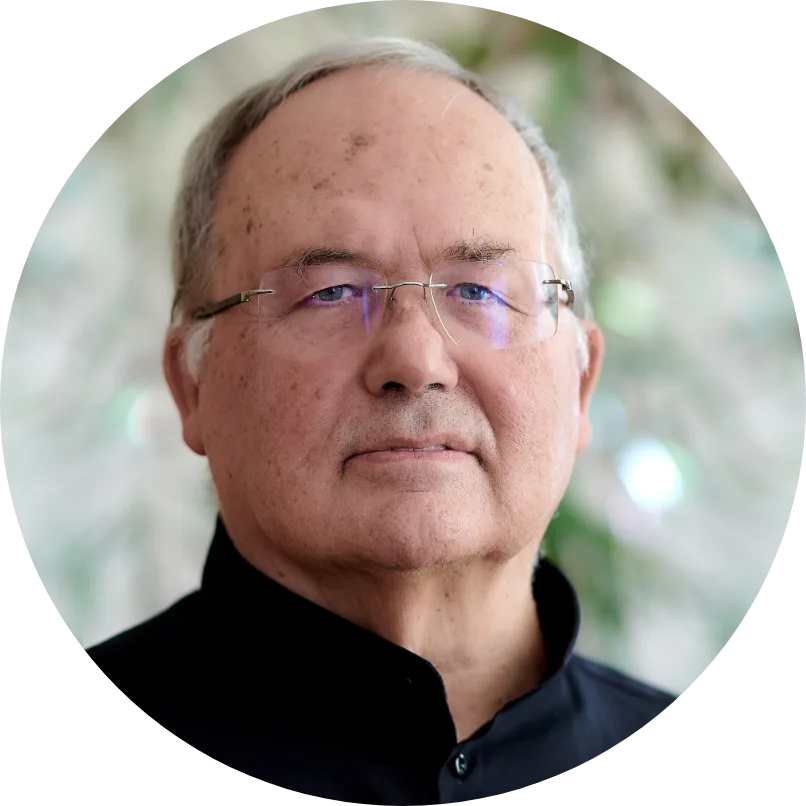 Porträt von Frieder Anders, Autor des Videokurses 4. Tor: Armspirale, mittleres Alter, Brille, schwarzes Shirt