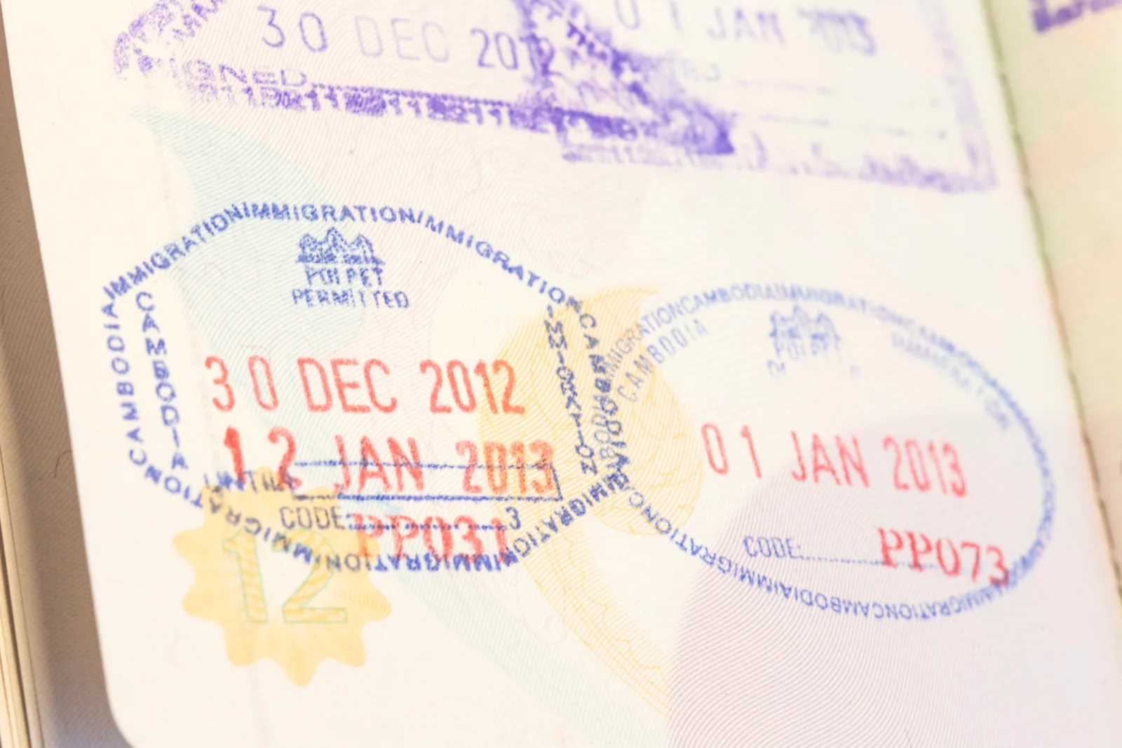 Nahaufnahme von Stempel im Reisepass mit Einreisedatum und Genehmigungsvermerk