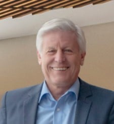 Axel Burkart, Porträt eines Mannes mit grauem Haar im blauen Hemd