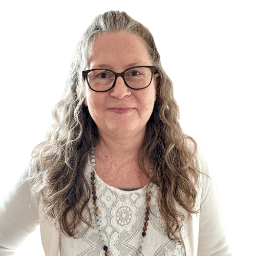 Mirjam Hill, Frau mit Brille und grauem Haar vor weißem Hintergrund