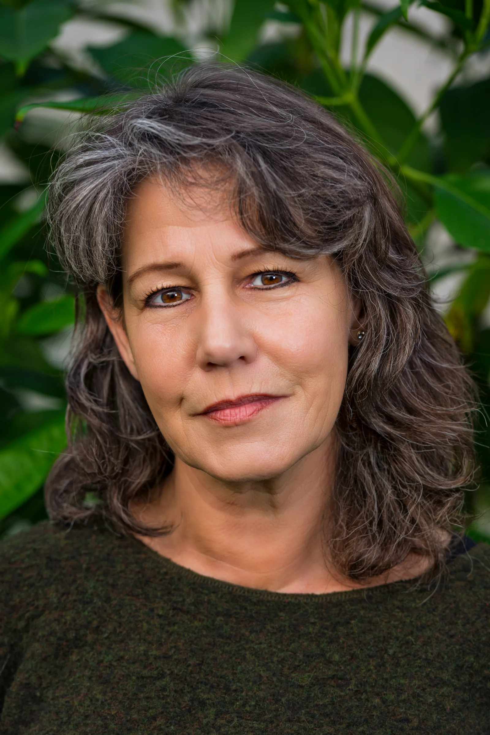 Christel Stroebel Portrait vor grünem Blätterhintergrund