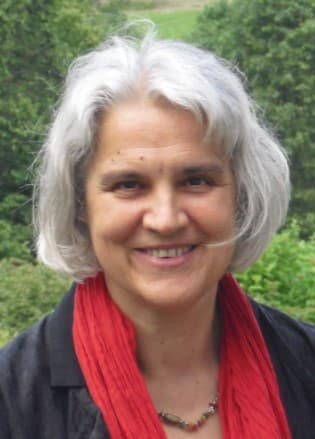 Ursula Bertsch Portrait mit weißem Haar und rotem Schal