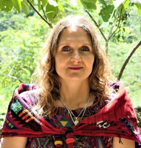 Kusumitra Alicia, Frau mit Dreadlocks in farbiger traditioneller Kleidung