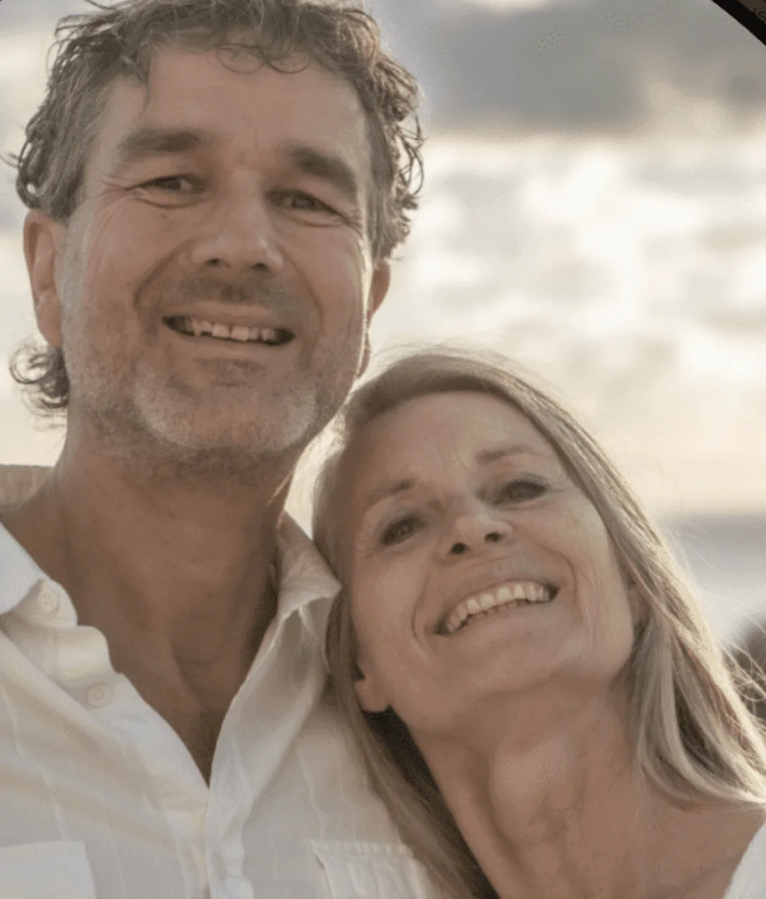 Rolf und Irene Wenger, Paar-Porträt eines Mannes und einer Frau, beide lächelnd in weißer Kleidung