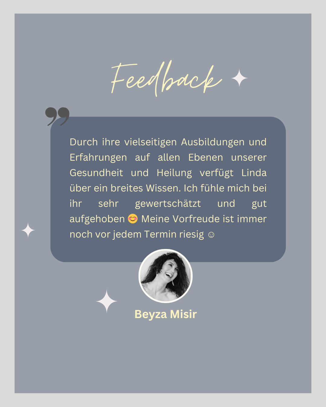 Kundenstimme von Beyza Misir über Lindas Ausbildungen und Beratung, Foto der Kundin lachend schwarz-weiß