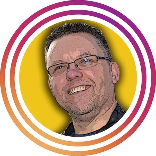 5 unbekannte Traffic-Strategien – E-Book über Website-Traffic 7 Profilbild: Mann mit Brille in gelbem und magentafarbenem Kreis