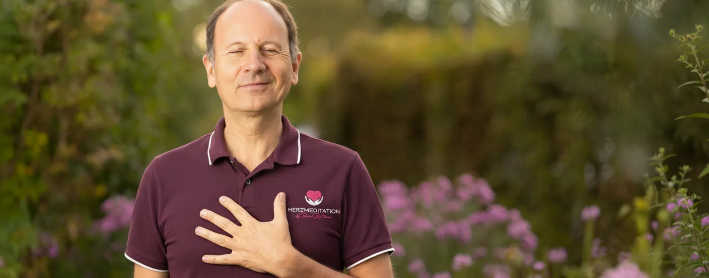 Remo Rittiner Porträt mit Hand auf Herz, Garten mit Blüten, HERZMEDITATION-Logo Poloshirt