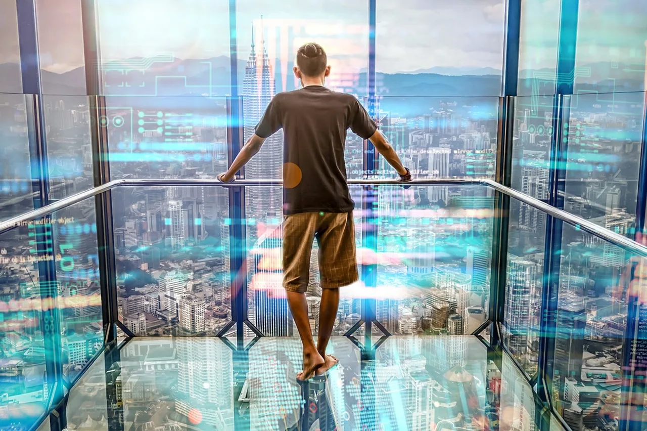 Elevator Pitch Bild mit Mann auf Balkon in hohem Gebäude mit Blick auf Stadt und digitalen Effekten