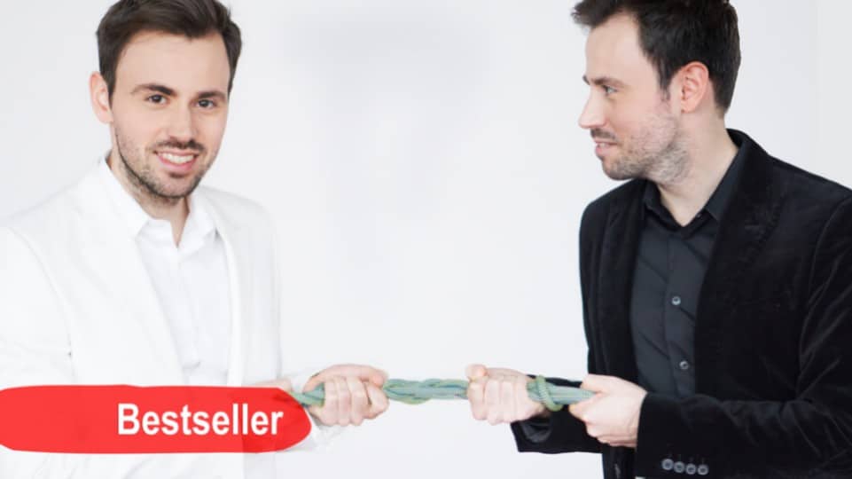 Zwei Männer ziehen an grünem Seil, einer im weißen, einer im schwarzen Hemd