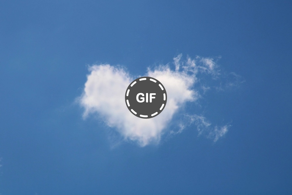 Videostandbild mit blauem Himmel und weißer Wolke, GIF-Symbol markiert