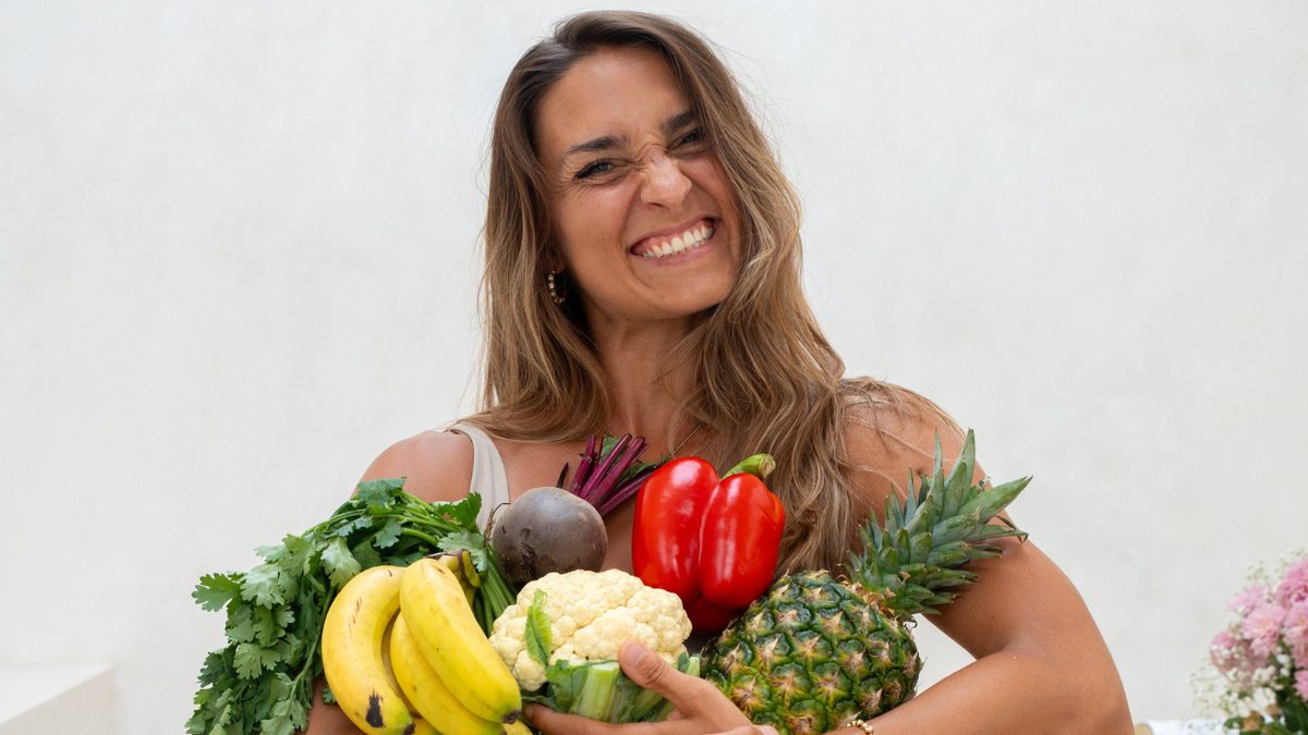 Frau mit frischen Obst und Gemüse, Ernährung und Gesundheit