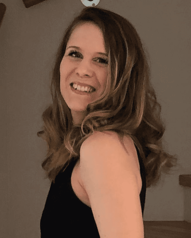 Monika Weiss, Frau mit braunen Haaren, lächelnd, Testimonial